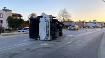 Antalya'da midibüs ile otomobil çarpıştı: 3 yaralı