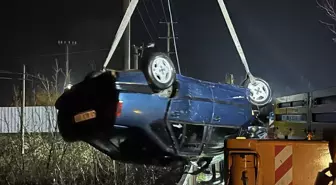 Baba ve oğlu çaya düşen otomobilde hayatını kaybetti