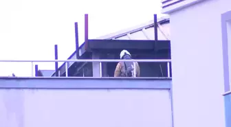 Bağcılar'da kapatılan hastanenin çatısında çıkan yangın söndürüldü