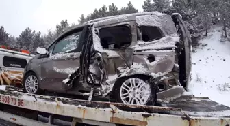 Bolu'da kamyon ile hafif ticari araç çarpıştı: 2 yaralı