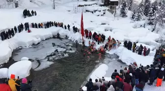 Buz tutan gölde yüzme şenliği