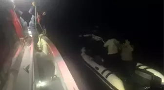 Çanakkale'de arızalanan lastik botla sürüklenen 8 kaçak göçmen kurtarıldı