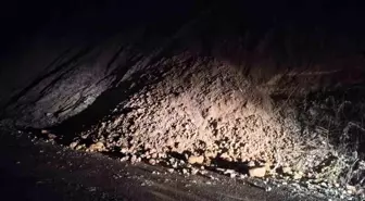 Çaycuma'da heyelan trafik akışını durdurdu