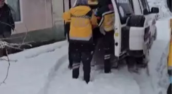 Ekipler, yolu kardan kapanan köydeki hastayı hastaneye ulaştırdı
