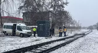 Elazığ'da yük treninin çarptığı kişi öldü