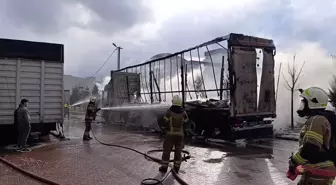 İnegöl'de park halindeki sünger ve mobilya yüklü tır dorseleri alev alev yandı