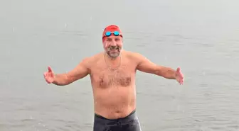 Kar Yağışı Altında Denize Giren Yüzücü Saim Gürel