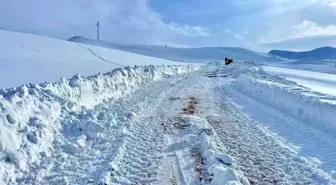 Kar kalınlığının yer yer 2 metreyi bulduğu bölgede yol açma çalışması