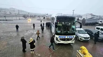 Karakoçan'da Muş-Bursa seferini yapan yolcu otobüsüne saldırı