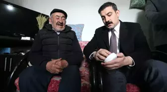 Kars'ta yaşlıların evine zehirlenme riskine karşı duman dedektörü takılıyor