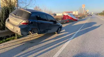 Kaza sonrası bariyerlerde asılı kaldı