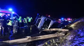 Kuzey Çevre Otoyolu'nda servis minibüsü devrildi, 11 kişi yaralandı