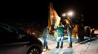 Mersin'de kar nedeniyle yolda mahsur kalan araçtaki 3 kişi kurtarıldı