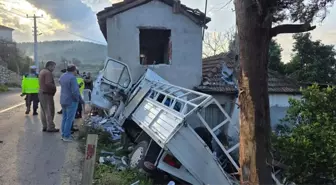Muğla'da yol kenarındaki eve çarpan kamyonetin sürücüsü öldü