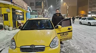 Muş'ta taksi şoförü yüksek ateşi olan çocuğu kucağında taşıyarak hastaneye yetiştirdi