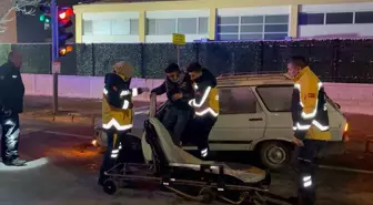 Refüje çarpan otomobilde sürücü yaralandı