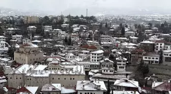 Safranbolu'nun tarihi yapıları beyaza büründü