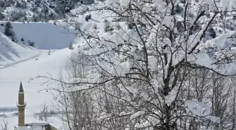 Sivas'ta Pusat-Özen Barajı'nın yüzeyi buz tuttu