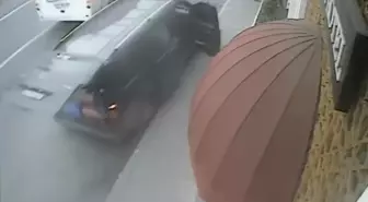 Taksim'de Minibüs Ağaca Çarptı: Turistler Yara Almadan Kurtuldu