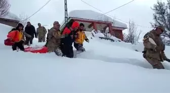 Tunceli'de ekipler 1 kilometre yürüdü, hasta hastaneye ulaştırıldı