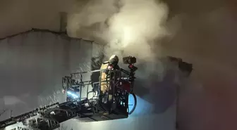 Ümraniye'de bir binada çıkan yangın söndürüldü
