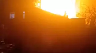 Ümraniye'de korkutan çatı yangını