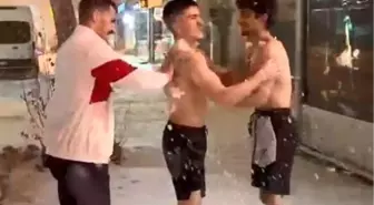 Yağan kar altında önce antrenman, ardından kar banyosu yaptılar