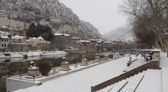 Amasya'da karın ardından caddeler beyaza büründü