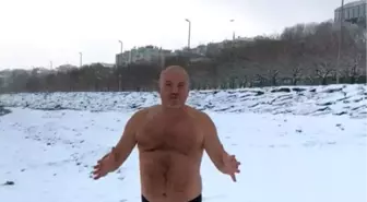 Avcılar'da karlı havaya aldırış etmeden köpeğiyle beraber denizde yüzdü