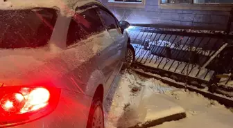 Başakşehir'de karda kayan otomobil güvenlik kulübesine çarptı; kaza kamerada