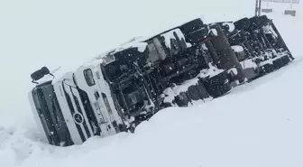 Bitlis'te Kar ve Tipi Nedeniyle TIR Devrildi