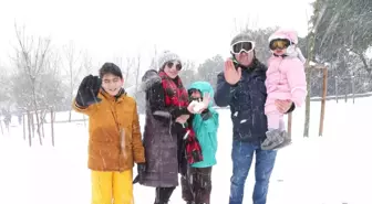 Çamlıca Tepesi beyaza büründü; çocuklar kar yağışının keyfini çıkardı