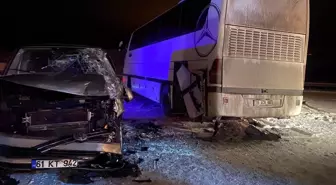 Çankırı'da servis otobüsü ile panelvanın çarpıştığı kazada 3 kişi yaralandı