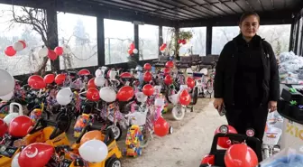 Depremzede öksüz ve yetim çocukların yüzü hediyelerle güldü