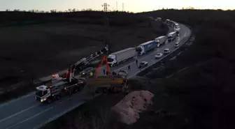 Devrilen hafriyat kamyonu uluslararası yolda trafiği felç etti