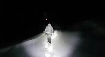 Ekipler yoğun sis ve kar altında 3 kilometre yürüyüp hastaya ulaştı