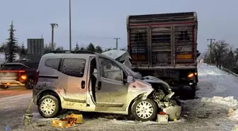 Elazığ'da park halindeki tıra çarpan hafif ticari araçtaki çift öldü