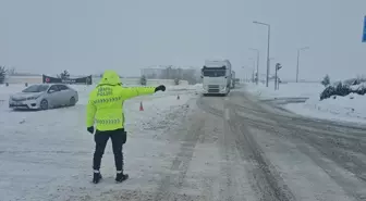 Erzincan'daki kara yollarında kar ve tipi nedeniyle ulaşım güçlükle sağlanıyor