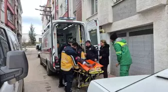 Evinde düşen 86 yaşındaki kadını polis kapıyı kırarak kurtardı