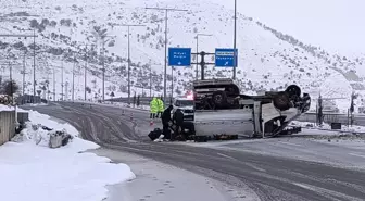 Gercüş'te meyve yüklü kamyonet devrildi, meyveleri sürücünün yardımına koşanlar topladı
