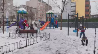 İstanbul'da kar etkili oldu; çocuklar keyfini çıkardı