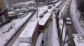 İstanbul'da kar kazaları da beraberinde getirdi, İETT otobüsü park halindeki kamyona çarptı