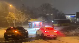 İstanbul'da kar yağışı; kayan araçların kaza yaptığı anlar kamerada