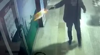 İşyerini mermi yağmuruna tuttu, elini kolunu sallayarak uzaklaştı: O anlar kamerada