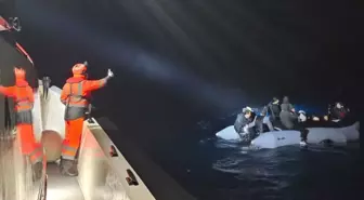 İzmir açıklarında lastik botta sürüklenen 24 düzensiz göçmen kurtarıldı