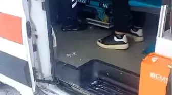 Kar engeline takılan ambulansa karayolları ekipleri yetişti