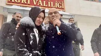 Kar ve fırtınaya rağmen vefa: Ağrı, Vali Koç'u gözyaşlarıyla uğurladı