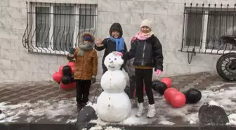 Kar yağışının ardından Esenler beyaza büründü; çocuklar kartopu oynadı, kardan adam yaptı