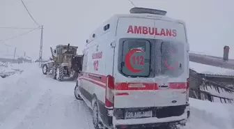 Kara saplanan ambulansı İl Özel İdaresi ekipleri kurtardı