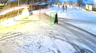 Karla kaplı yolda duramayan araç refüje çıktı